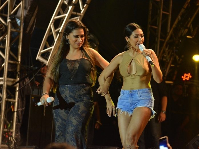 Bafafá: Fã invade palco durante show na Bahia, derruba Simaria e leva soco de Simone; veja vídeo