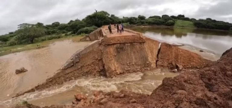 Barragem de Ouriçangas se rompe, isolando três mil famílias em Angical, Bahia
