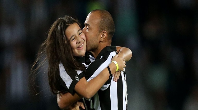 Bonito de ver: Roger entra em campo com a filha cega, que é ovacionada pela torcida do Botafogo