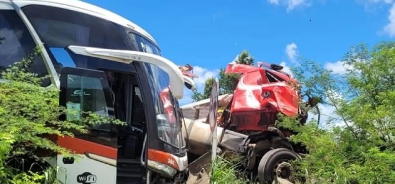 Motorista morre após grave acidente entre carreta e ônibus na BR 116