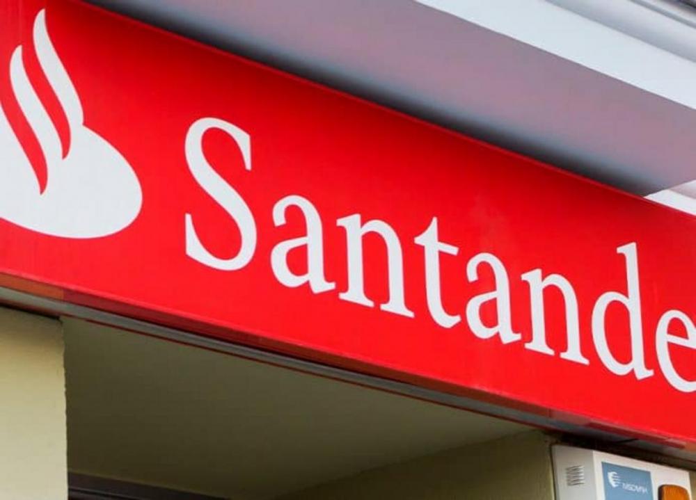 Santander demite 320 focando em digitalização e otimização de serviços