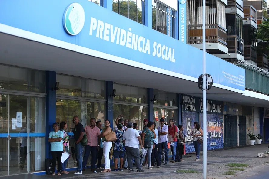 Governo deve antecipar 13º de aposentados e pensionistas do INSS para estimular economia