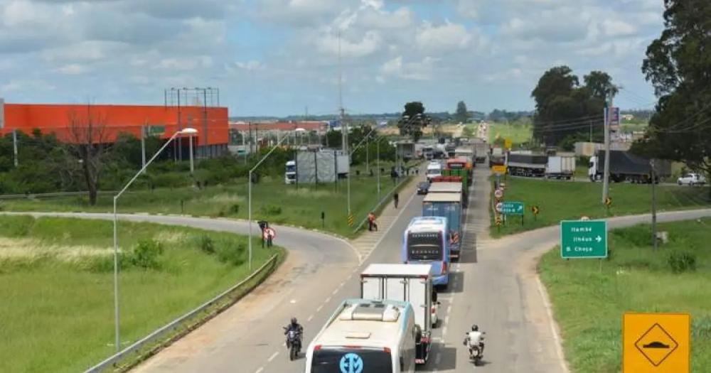 BR-116 no Sudoeste baiano está interditada há quase 48 h de acidente; engarrafamento é de 38 km e voos foram cancelados