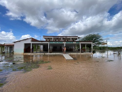 Enchente do Rio Vaza Barris deixa Pousada e Balneário Beira Rio ilhados em Canudos