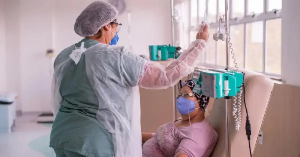 Mulheres médicas são maioria em equipes de oncologia, mas chefiam menos, diz pesquisa