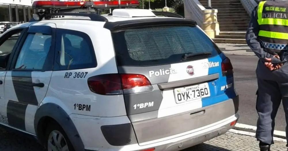 Homem entra em velório e abraça caixão para despistar PMs durante fuga