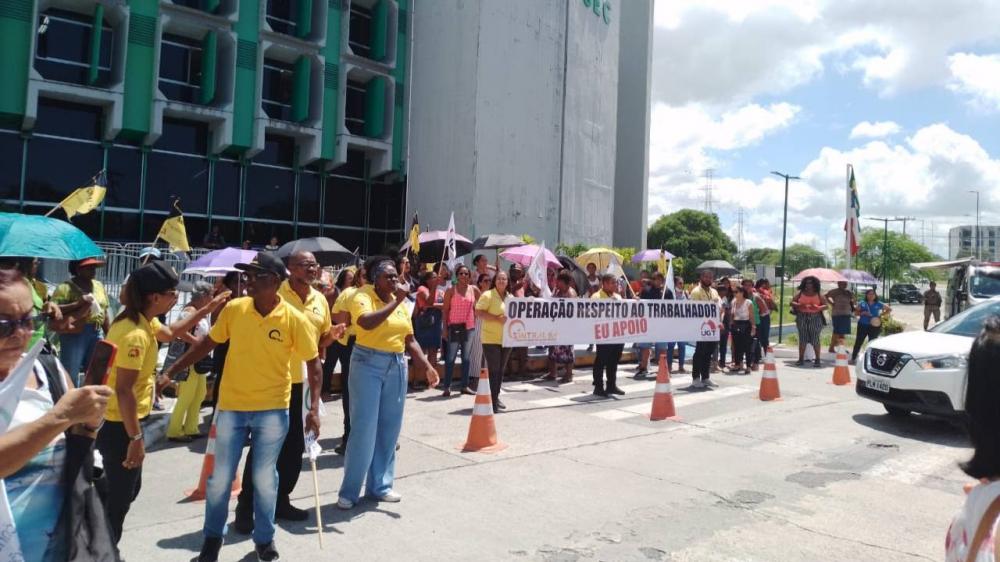 Servidores terceirizados da Educação na Bahia entrarão em greve a partir de segunda-feira
