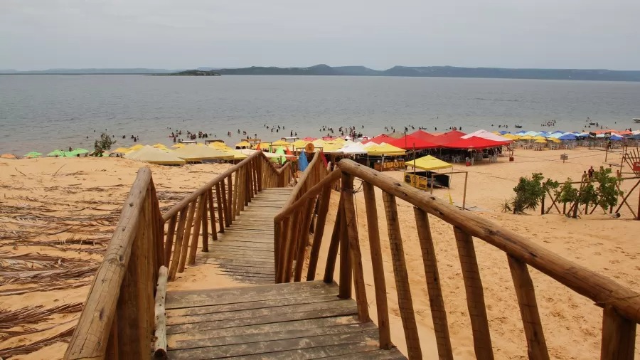 Praia de água doce no São Francisco tem até onda no meio do sertão da Bahia.