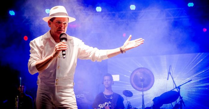 Pedras são jogadas em show de Alcymar Monteiro na Bahia e cantor se revolta: “deixa de ser ignorante”