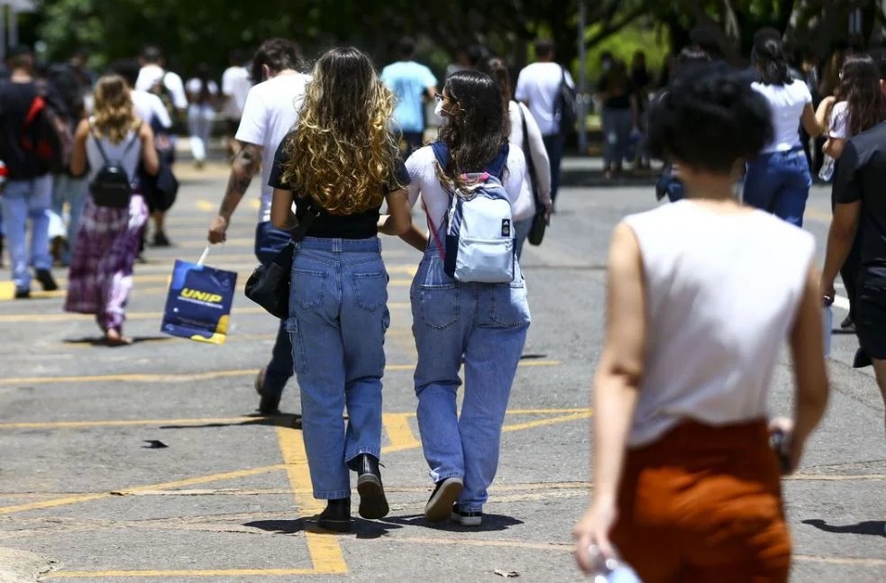 Período para solicitar isenção da taxa do Enem começa no dia 15