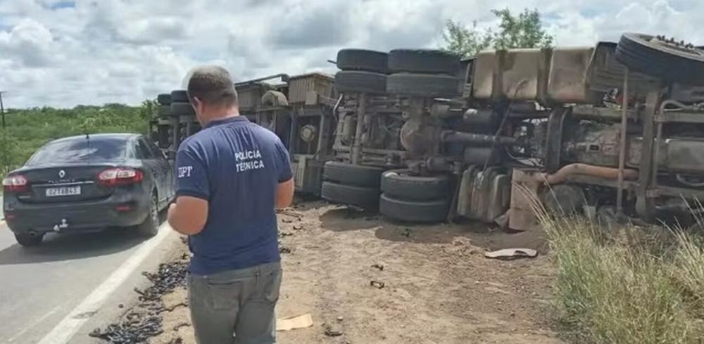 Motorista morre após carreta tombar na BR-116, Bahia