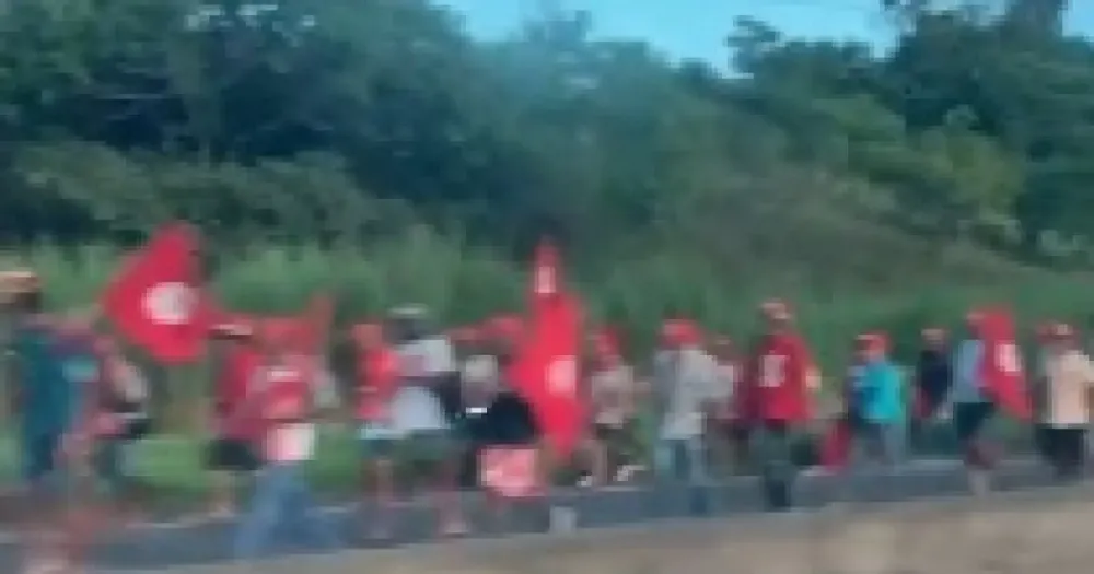 Integrantes do MST alcançam BR-324 em Simões Filho em marcha estadual