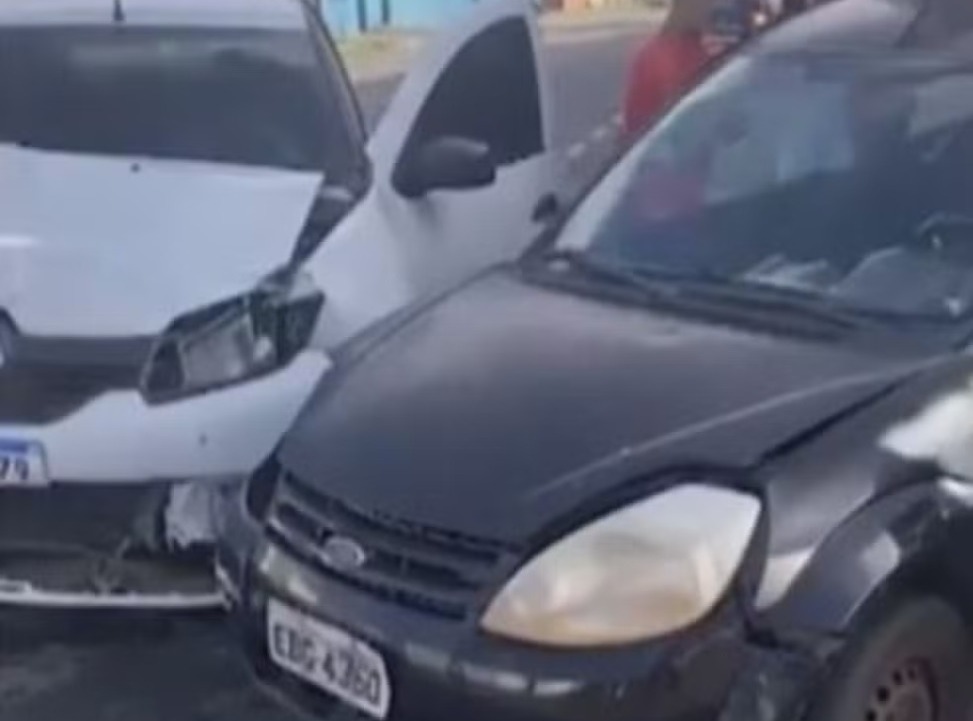 Mulher morre atropelada por dois veículos após colisão na Bahia