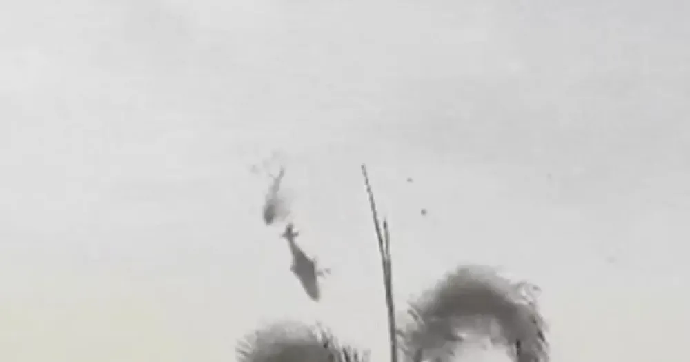 Vídeo: helicópteros se chocam no ar e 10 ocupantes morrem na Malásia