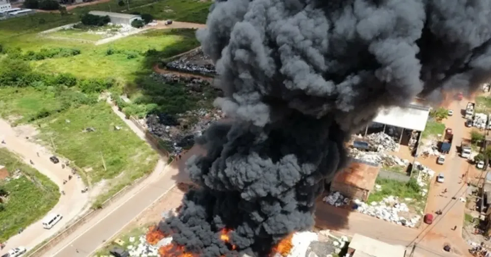 Incêndio de grande proporção atinge depósito de reciclagem no Extremo Oeste baiano