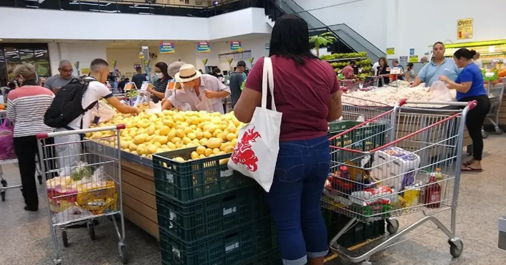 Pesquisas: Maioria mantém pessimismo com economia e reclama de preços com Lula