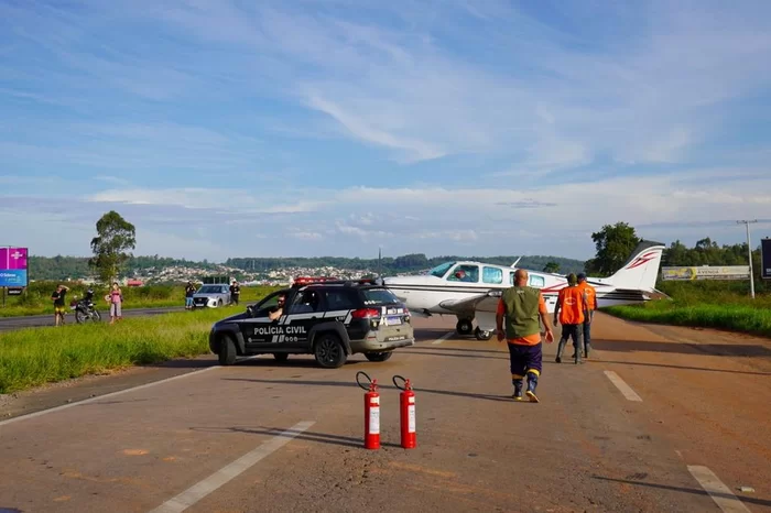 Pista é improvisada na BR-116 para aviões com doações; veja a primeira aterrissagem