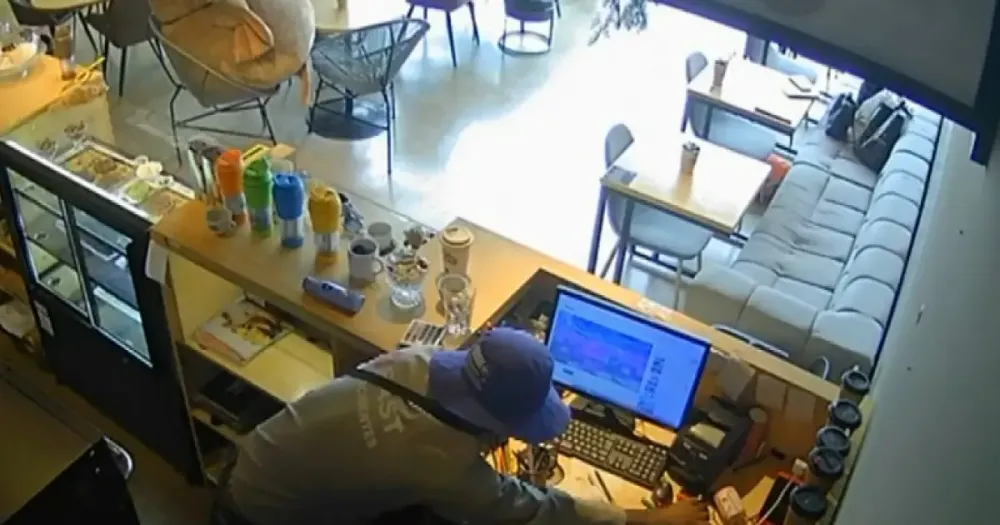 Câmera registra assalto em lanchonete na Bahia; homem saiu de táxi do local