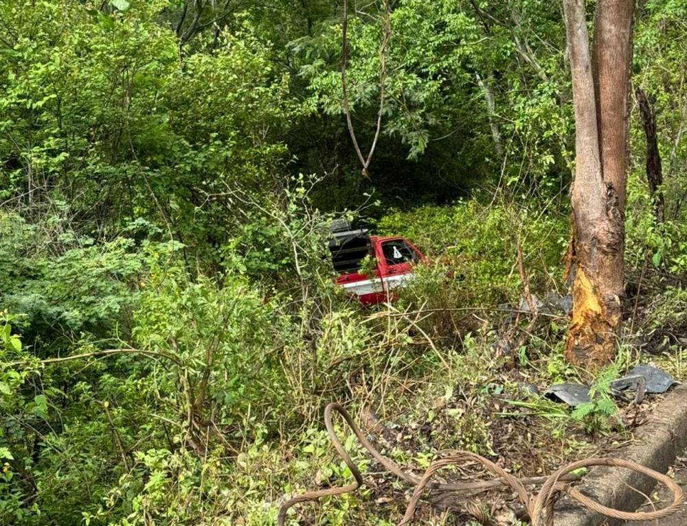 Acidente na AL-145: Carro despenca em ribanceira em Água Branca
