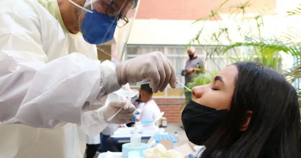 Bahia produzirá testes rápidos de Covid-19 e sífilis com tecnologia chinesa e pode ampliar exames