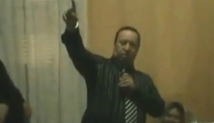 Após profetizar que cinco fiéis de sua igreja ganhariam na Mega-Sena e falar até os números, pastor vira chacota na web; veja vídeo