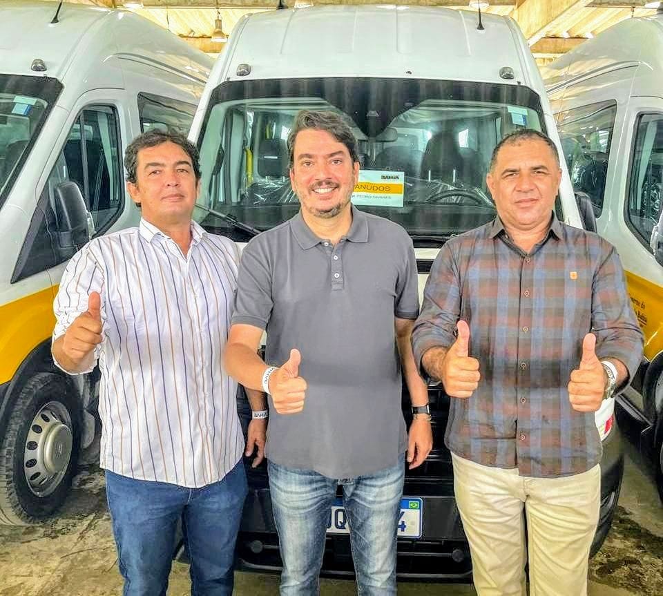 Pedro Tavares entrega van escolar para Canudos ao lado do prefeito Jilson e do ex-prefeito Geo