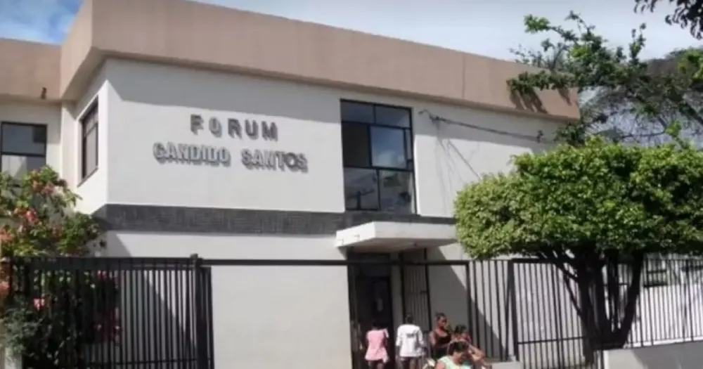 Homem é preso por ameaçar e desacatar juíza durante audiência em fórum da Bahia