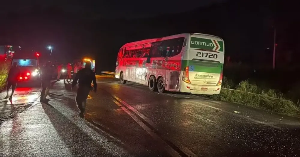 Quatro passageiros de ônibus morrem em batida em trecho da BR-101 do Sul baiano