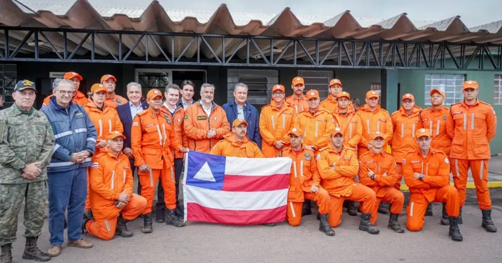 Bombeiros baianos que atuaram no Rio Grande do Sul recebem reconhecimento do ministro Rui Costa