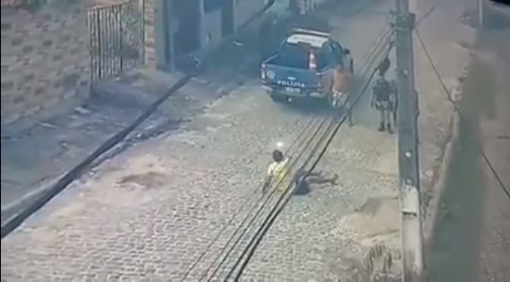 Homem é baleado após atacar PM com facão; veja vídeo
