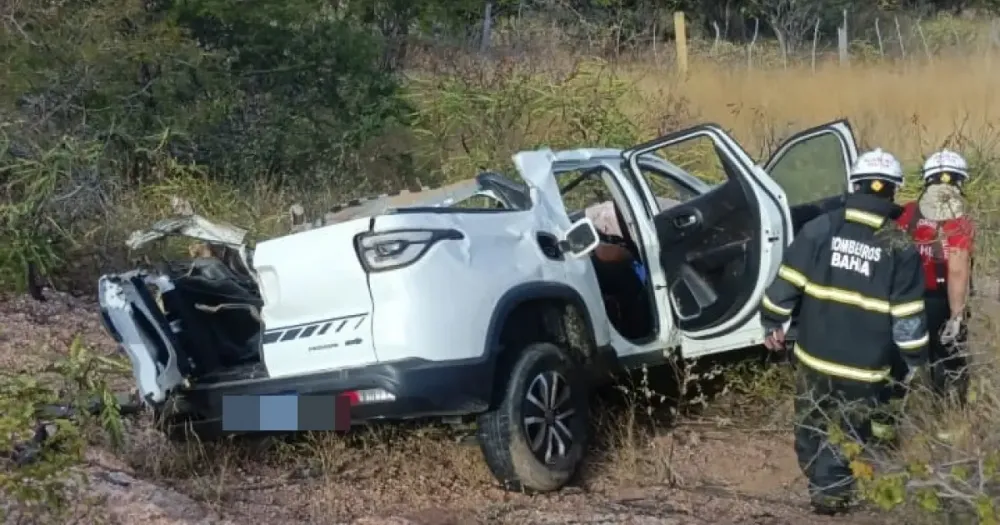Dois morrem em batida entre picape e carreta no Norte baiano