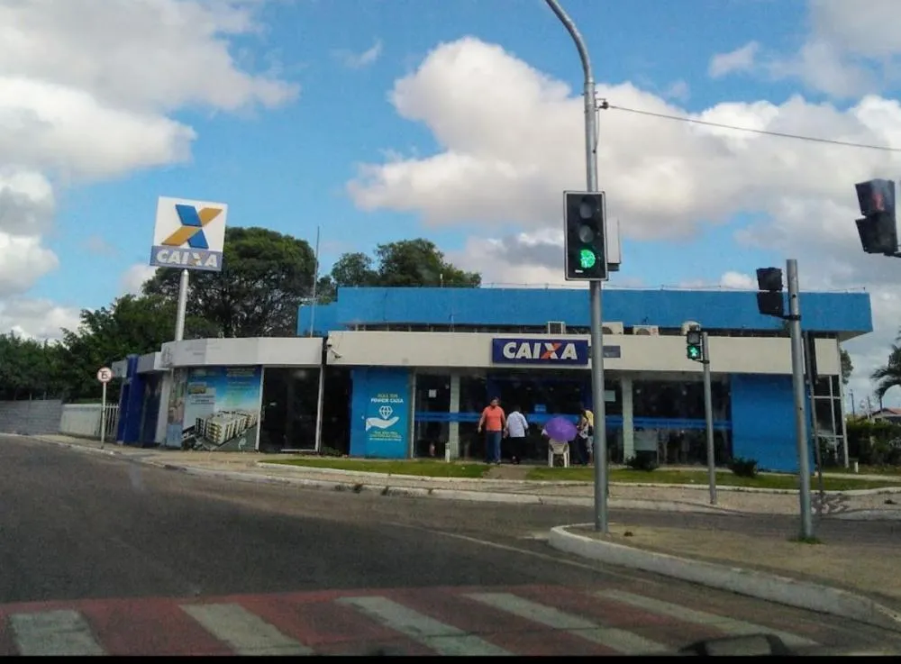Assaltantes roubam malote de dinheiro e ameaçam esposa do ex-prefeito Raimundo Caires em Paulo Afonso