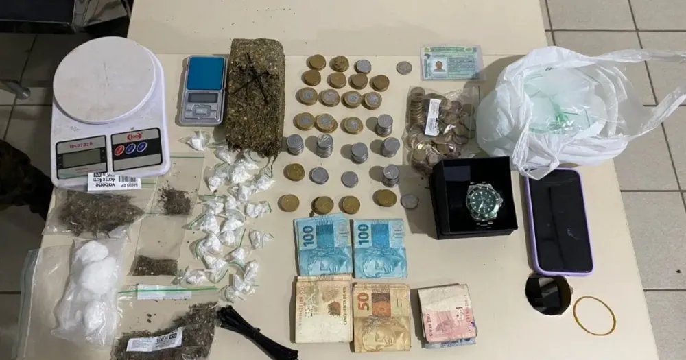 PM prende suspeito com drogas e R$ 4 mil em Vitória da Conquista