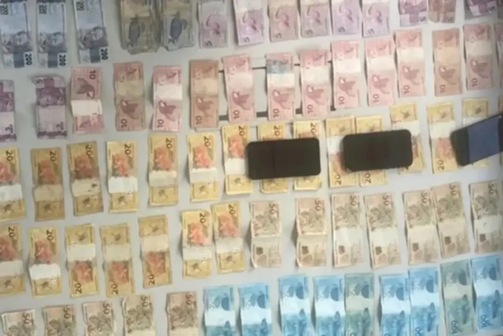Polícia apreende mais de R$ 3 mil em notas falsas na BA-160