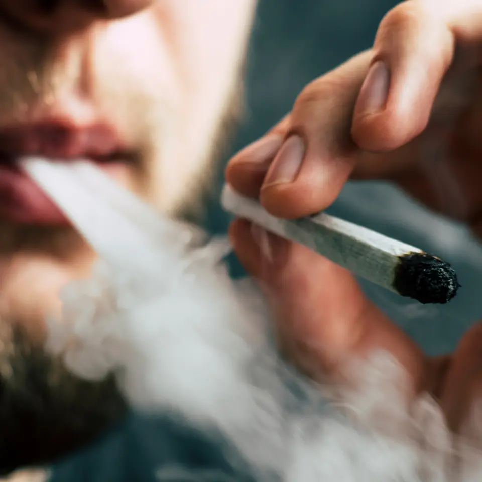 Pesquisa revela que fumar maconha pode agravar a Covid-19