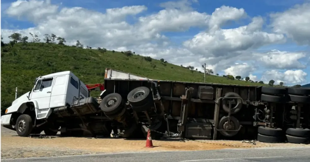 Carreta tomba às margens da BR-116, no trecho da região do Sudoeste baiano