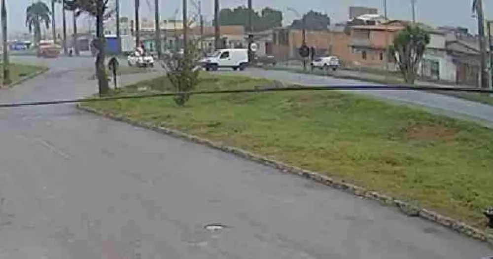 VÍDEO: Van invade trecho urbano da BR-116 na Bahia e capota após ser atingida por carro