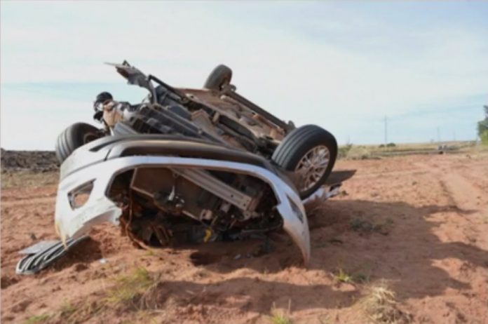 Mulher morre e outras cinco pessoas ficam feridas após carro capotar no interior da Bahia