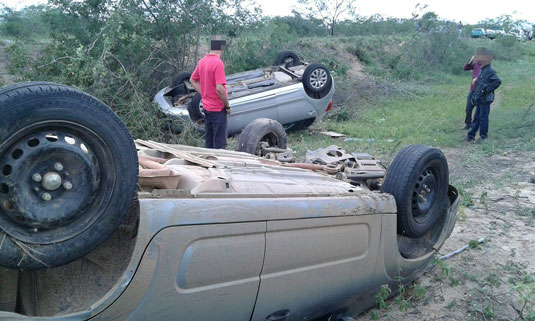 Carros capotam após colidirem na BA-120 entre Queimadas e Cansanção