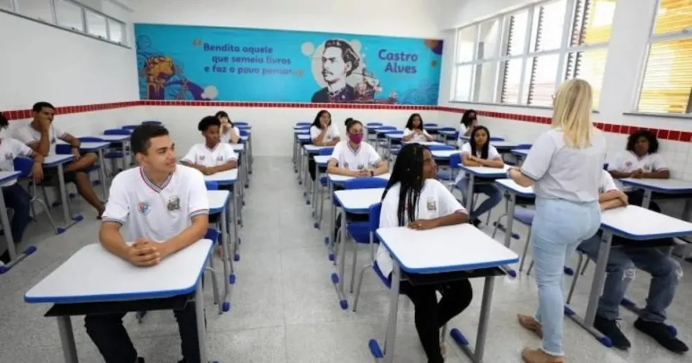 300 mil estudantes da rede pública recebem internet de graça com chip educacional inovador