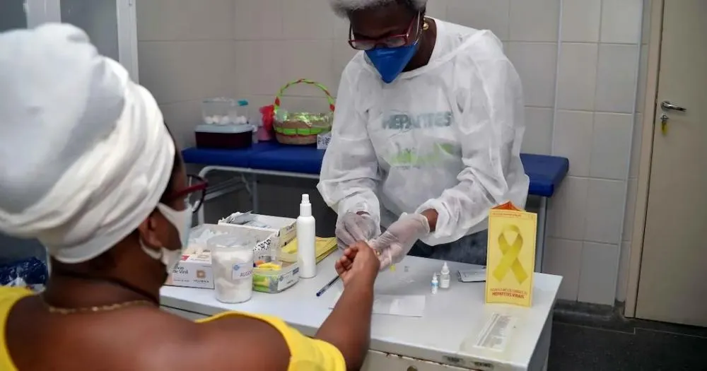 Secretaria da saúde realiza ação especial de teste rápido e vacinação para hepatites virais em Salvador