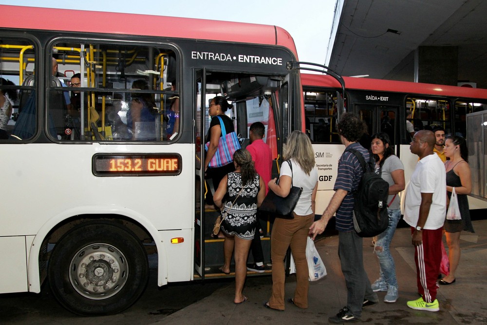 Menina de 13 anos tenta assaltar ônibus e esfaqueia motorista no DF
