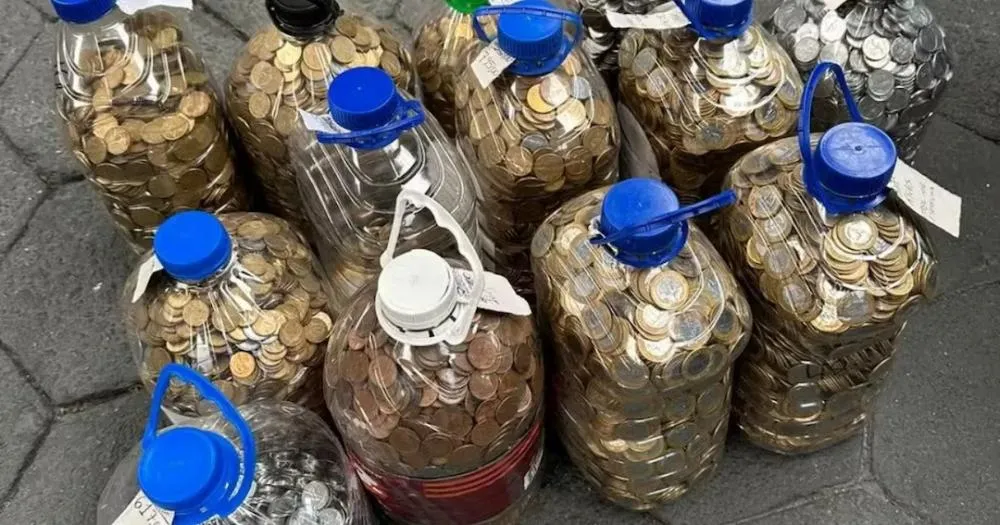 Homem surpreende vendedores ao comprar carro com R$ 17 mil em moedas