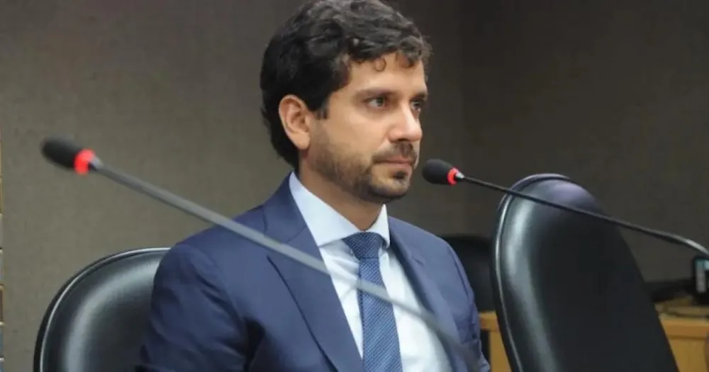 Deputado baiano apresenta PEC para que parlamentares estaduais possam assumir secretarias municipais