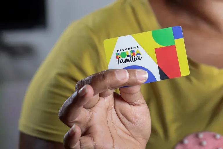 Em 2025, governo prevê economia de R$ 18 bilhões com corte em benefícios sociais, incluindo Bolsa Família