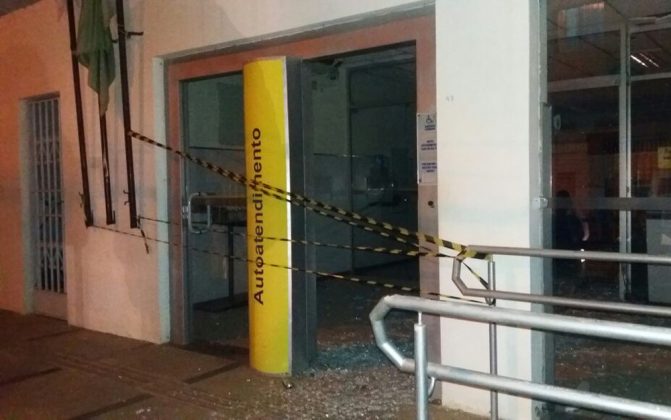 Criminosos explodem agência, fazem vigilante refém e tocam o terror no interior da Bahia