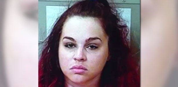Jovem é presa após puxar arma de dentro do vestido, disparar tiros para o alto e tentar matar o noivo logo após o casamento