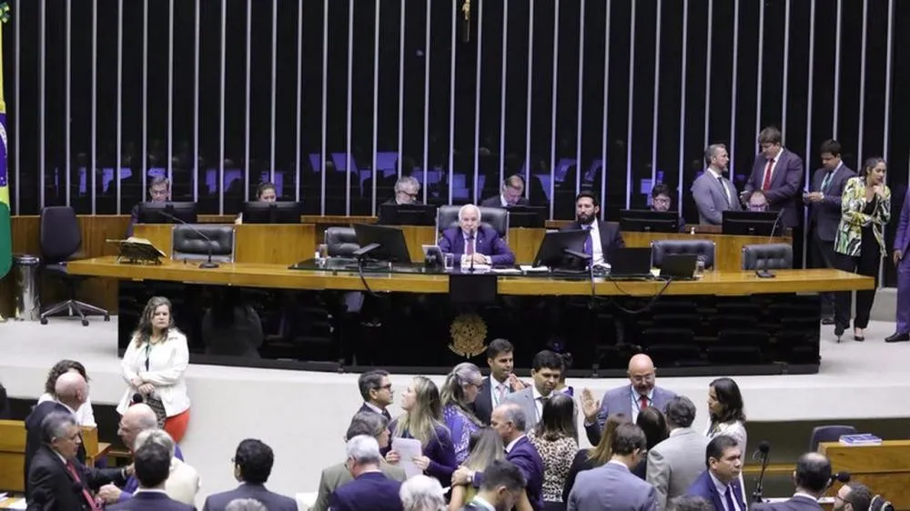 Câmara aprova projeto que aumenta pena para feminicídio e crimes associados