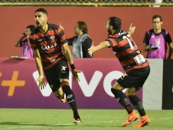 Vitória bate a Ponte Preta no Barradão e ameniza crise