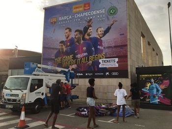 Mundo: Barcelona substitui cartazes com fotos de Neymar no Camp Nou